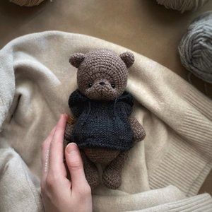 Knitted bear toy